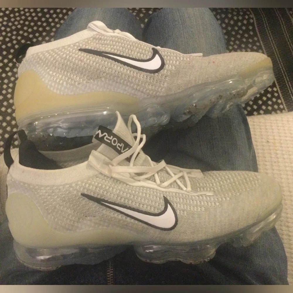 NIKE AIR VAPORMAX MONOCHROME. NEW WITHOUT BOX.